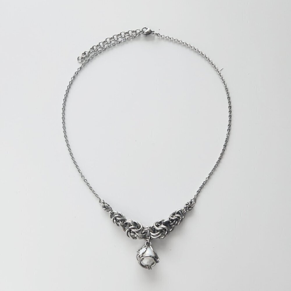 White pearl chainmaille choker necklace with a small silver chain - Picture 7 of 12